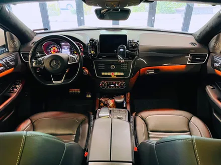 벤츠 W166 GLE350 리츠 스마트 엠비언트. GLE 인테리어에 어울리는 감각적인 분위기.