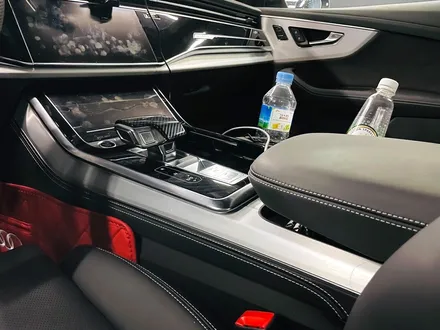 아우디 Q8 50TDI 블랙팩 + 실내 카본트림 교체. 인테리어와 익스테리어 모두 시크하게.