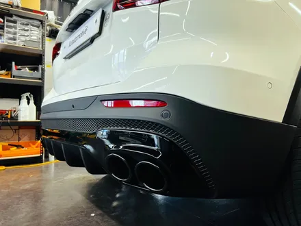 벤츠 GLB200d 45AMG 타입 디퓨저 세트. AMG 리어 디퓨저로 완성되는 뒷모습.