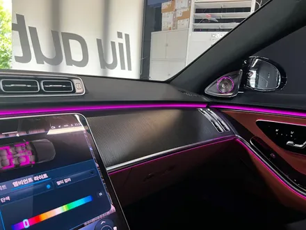 벤츠 W223 S클래스 순정 4D 부메스터 + 액티브 엠비언트 옵션 패키지.