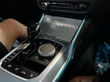 BMW G23 4시리즈 M440i 센터페시아 엠비언트 확장 + 카본 스포일러.