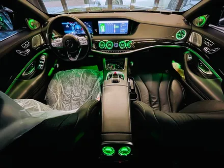 벤츠 W222 S클래스 S350d 송풍구 트위터 엠비언트 세트. 두 가지 엠비언트로 실내 인테리어 연출하기.