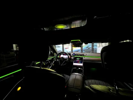 벤츠 W223 S클래스 4D 부메스터 + 도어 미드레인지 + 천장 부메스터 엠비언트 시공.