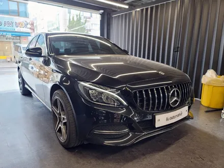 벤츠 W205 C클래스 블루 헤드라이트. 감각적인 환영의 인사.