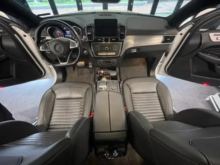 벤츠 W166 GLE350 리츠 스마트 엠비언트. GLE 인테리어에 어울리는 감각적인 분위기.