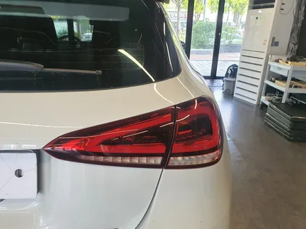 벤츠 W177 A45 AMG 블랙팩. 엠블럼 + 라이트 필름 시공.