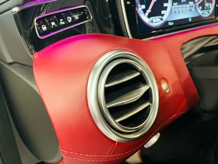 벤츠 W222 S63 AMG 터빈 송풍구 벤츠 W222 S63 AMG 카브리올레 엠비언트 패키지 전후석 송풍구 모두에 엠비언트 더하기.