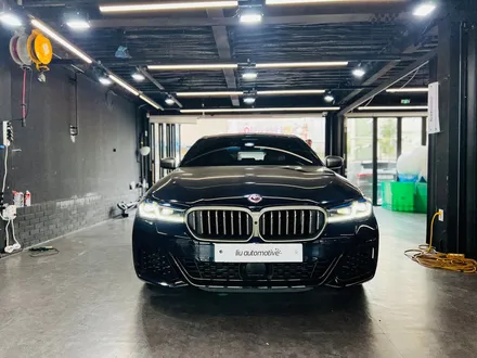 BMW G30 5시리즈 M550i 크리스탈 패키지 + M1M2 버튼 + 카본 패들시프트.