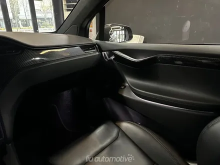 테슬라 모델X 순정형 엠비언트 인테리어 설치.