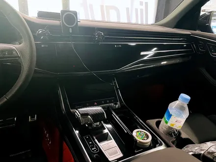 아우디 Q8 50TDI 블랙팩 + 실내 카본트림 교체. 인테리어와 익스테리어 모두 시크하게.