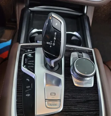 BMW G12 7시리즈 익스테리어 바디 패키지. 블랙 그릴 + 사이드미러 + 카본 스포일러.