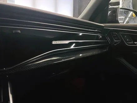 아우디 Q8 50TDI 블랙팩 + 실내 카본트림 교체. 인테리어와 익스테리어 모두 시크하게.