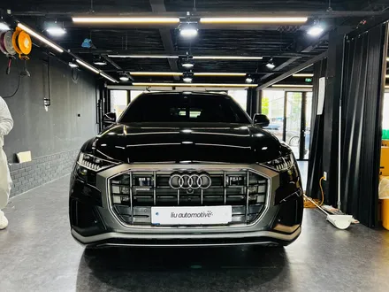 아우디 Q8 블랙팩 크롬죽이기 + 실내 보호 PPF. 실내와 외관 모두 깔끔하게.