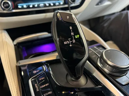 BMW G30 5시리즈 M550i 크리스탈 패키지 + M1M2 버튼 + 카본 패들시프트.