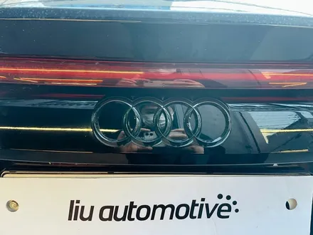 아우디 Q8 블랙팩 50TDI. 엠블럼까지 완벽한 블랙팩 시공.