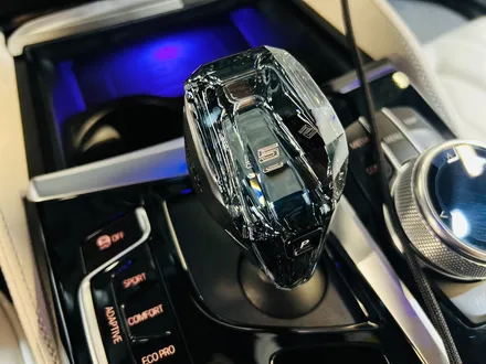 BMW G30 5시리즈 M550i 크리스탈 패키지 + M1M2 버튼 + 카본 패들시프트.