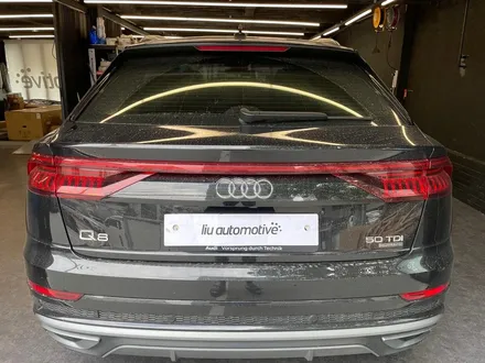 아우디 Q8 블랙팩 50TDI. 엠블럼까지 완벽한 블랙팩 시공.