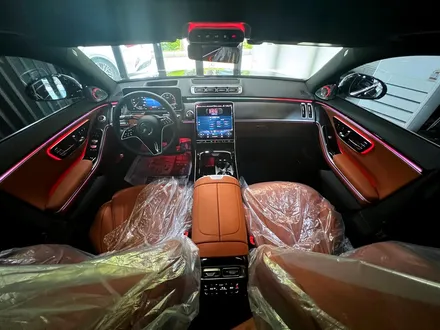 벤츠 W223 S클래스 순정 4D 부메스터 + 액티브 엠비언트 옵션 패키지.