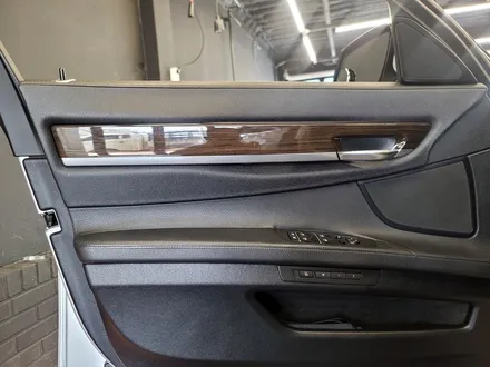 BMW F02 7시리즈 리츠 스마트 엠비언트. 모두가 탐내는 차에도 필수, 엠비언트.