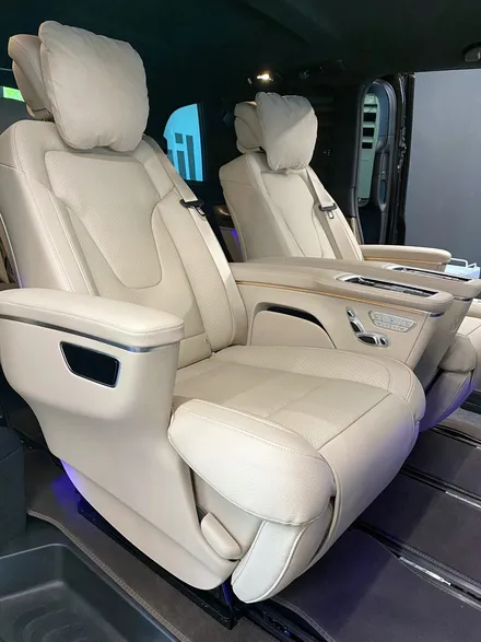 벤츠 W447 V클래스 V250d V300d 매트릭스 리무진 패키지. 폴딩모니터 + 엠비언트 패키지 + 순정 항공시트 + 리츠 커스텀 매트.