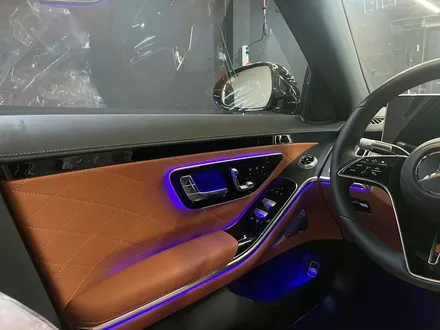벤츠 W223 S클래스 액티브엠비언트 + 순정 부메스터 4D. 화려한 퍼포먼스, 액티브엠비언트.