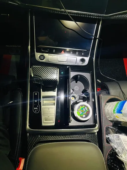 아우디 Q8 50TDI 블랙팩 + 실내 카본트림 교체. 인테리어와 익스테리어 모두 시크하게.