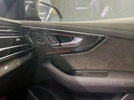 아우디 Q8 50TDI 블랙팩 + 실내 카본트림 교체. 인테리어와 익스테리어 모두 시크하게.
