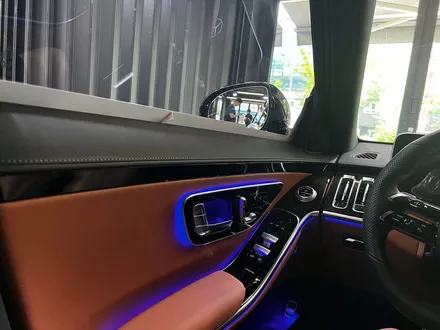 벤츠 W223 S클래스 순정 4D 부메스터 + 액티브 엠비언트 옵션 패키지.