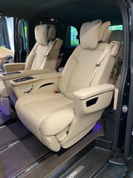 벤츠 W447 V클래스 V250d V300d 매트릭스 리무진 패키지. 폴딩모니터 + 엠비언트 패키지 + 순정 항공시트 + 리츠 커스텀 매트.