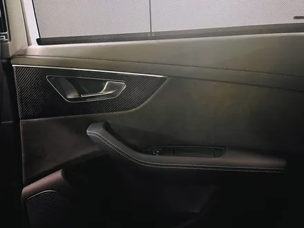 아우디 Q8 50TDI 블랙팩 + 실내 카본트림 교체. 인테리어와 익스테리어 모두 시크하게.