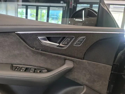 아우디 Q8 50TDI 블랙팩 + 실내 카본트림 교체. 인테리어와 익스테리어 모두 시크하게.