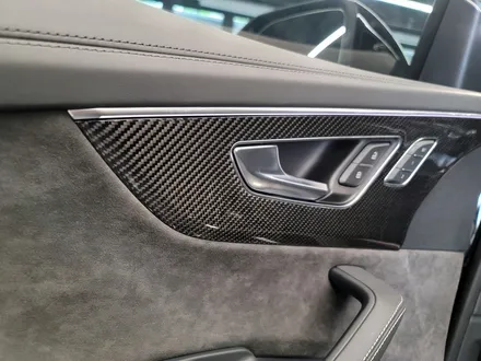 아우디 Q8 50TDI 블랙팩 + 실내 카본트림 교체. 인테리어와 익스테리어 모두 시크하게.