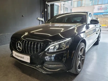 벤츠 W205 C클래스 블루 헤드라이트. 감각적인 환영의 인사.