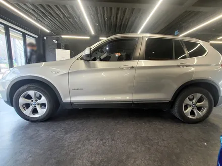BMW F25 X3 사이드스텝 + 워크인 스위치. 탑승자의 불편함을 최소화하는 시공 조합.