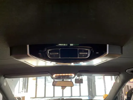 벤츠 W447 V클래스 V250d V300d 매트릭스 폴딩 모니터. 15.6인치로 시원한 크기, 접이식으로 깔끔하게.