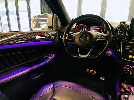 벤츠 W166 GLE350 리츠 스마트 엠비언트. GLE 인테리어에 어울리는 감각적인 분위기.