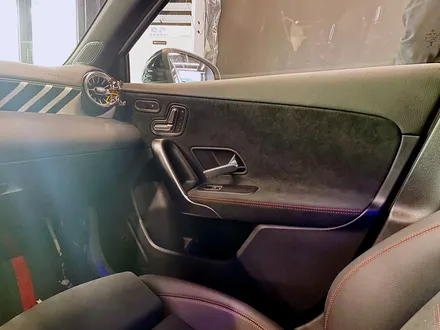 벤츠 W177 A45 AMG 순정 엠비언트 확장 작업. 순정으로 정확하게.
