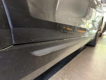 아우디 Q8 블랙팩 50TDI. 엠블럼까지 완벽한 블랙팩 시공.