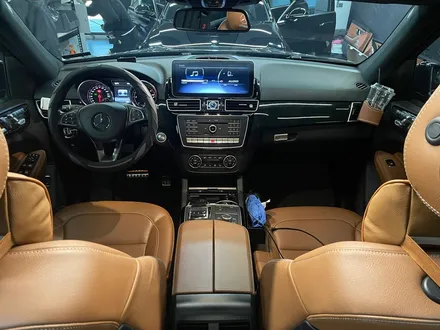 벤츠 W166 GLE350 리츠 스마트 엠비언트 시공. 벤츠 인테리어에 어울리는 감각적인 분위기.