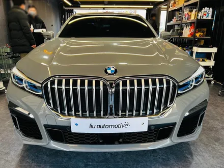 BMW G12 7시리즈 익스테리어 바디 패키지. 블랙 그릴 + 사이드미러 + 카본 스포일러.