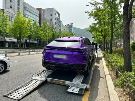 람보르기니 우루스 실내 카본 트림 교체식 순정부품 시공 작업.