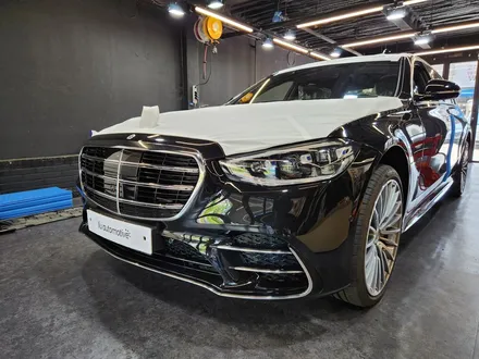 벤츠 W223 S클래스 피아노트림 + 액티브엠비언트 + 부메스터.