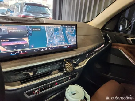 BMW G05 X5 LCI 실내 카본 인테리어 + 아이코닉글로우 그릴.