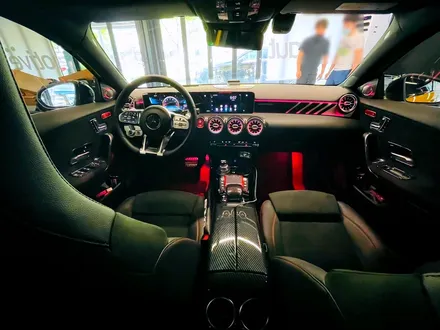 벤츠 A45 AMG 루프스킨 + 인테리어 튜닝 패키지. 부메스터 + AMG 핸들 + AMG 대쉬보드 패널 + 후석 송풍구.