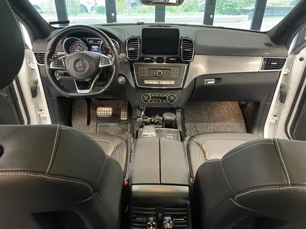 벤츠 W166 GLE350 리츠 스마트 엠비언트. GLE 인테리어에 어울리는 감각적인 분위기.