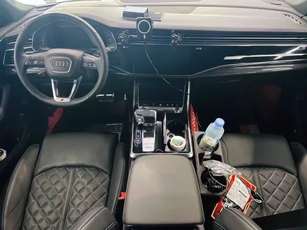 아우디 Q8 50TDI 블랙팩 + 실내 카본트림 교체. 인테리어와 익스테리어 모두 시크하게.