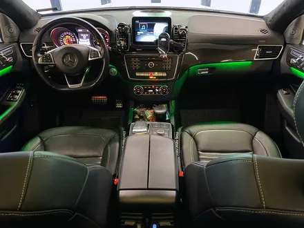 벤츠 W166 GLE350 리츠 스마트 엠비언트. GLE 인테리어에 어울리는 감각적인 분위기.