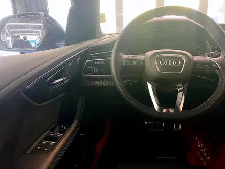 아우디 Q8 50TDI 블랙팩 + 실내 카본트림 교체. 인테리어와 익스테리어 모두 시크하게.