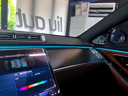 벤츠 W223 S클래스 순정 4D 부메스터 + 액티브 엠비언트 옵션 패키지.