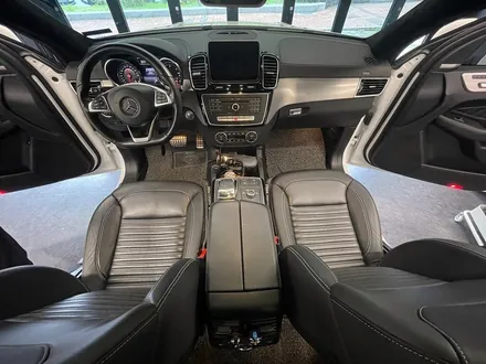 벤츠 W166 GLE350 리츠 스마트 엠비언트. GLE 인테리어에 어울리는 감각적인 분위기.